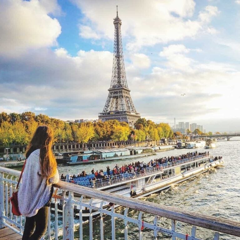 Passerelle Debilly: A Footbridge Close to the Eiffel Tower