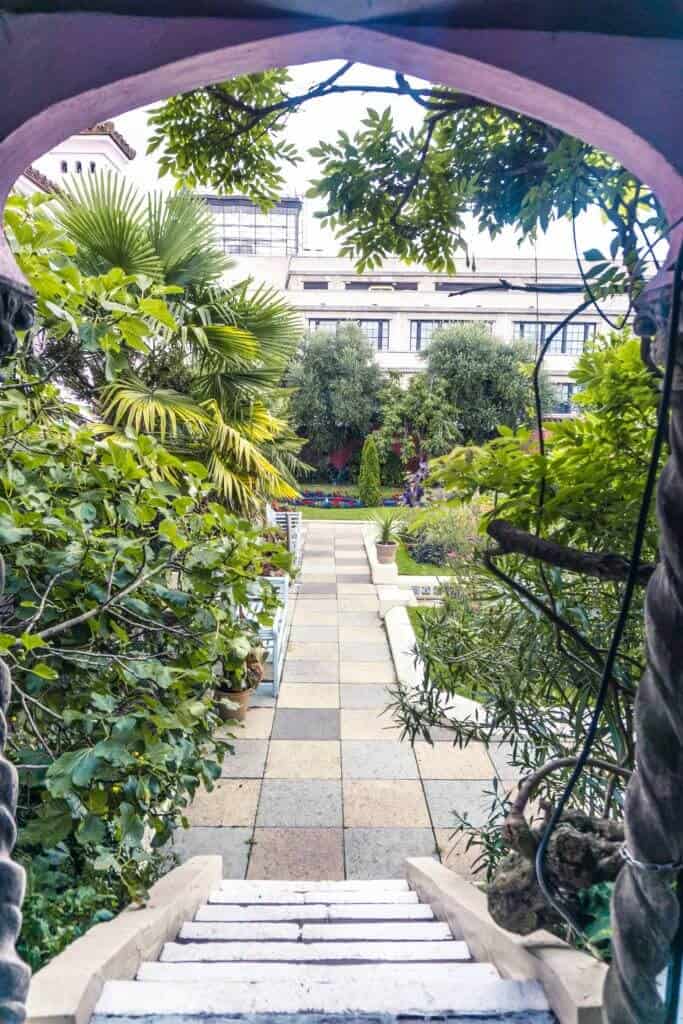 Kensington Roof Gardens: an oasis of green in the heart of Kensington, central London. Visit hidden London in England