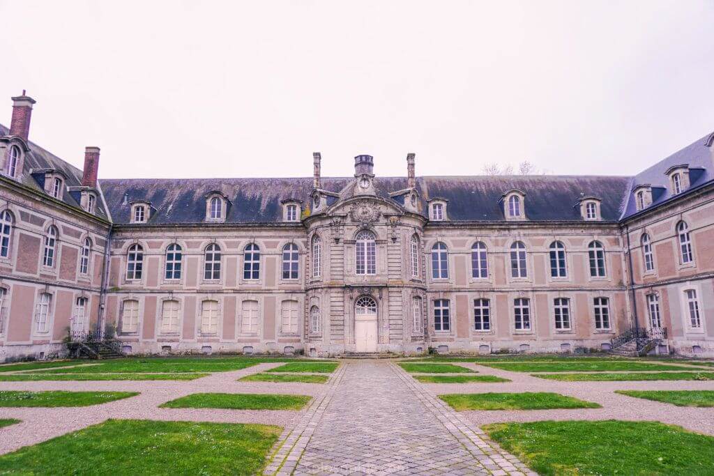 Châteaudun Guide: Things to see, medeival Fortress, 12th-Century buildings, Loire Valley, Loir River, France!