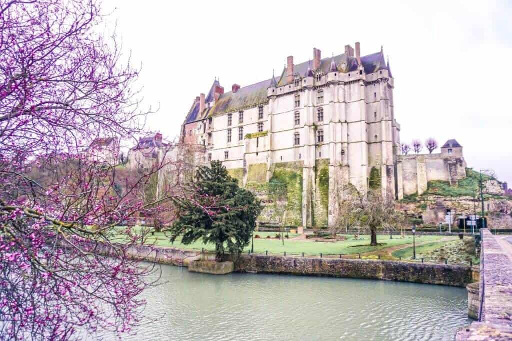 Châteaudun Guide: Things to see, medeival Fortress, 12th-Century buildings, Loire Valley, Loir River, France!