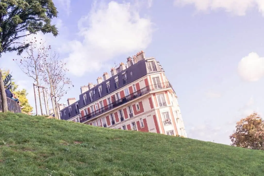 Montmartre photo diary: sinking house in paris