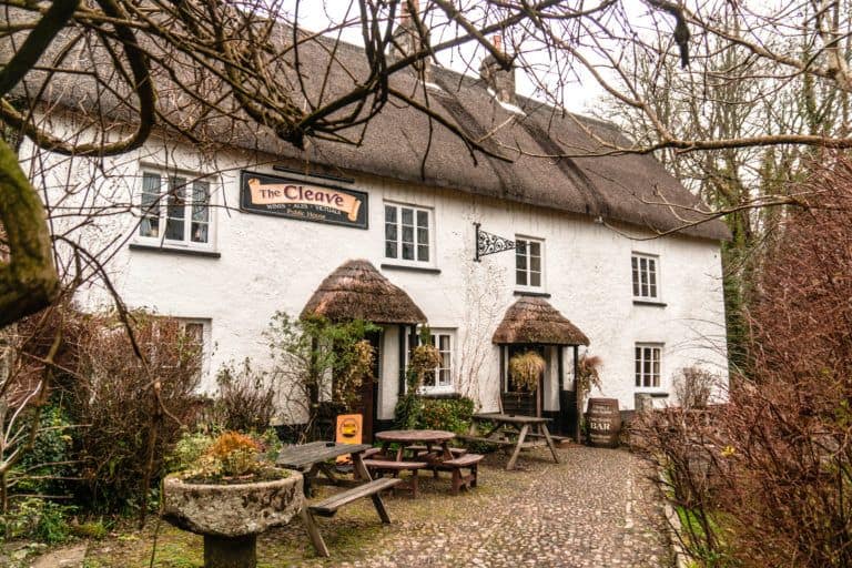 Best pubs in Dartmoor National Park, Devon, England: Where to head to in order to find the best pub food and traditional beers in Devon, England!