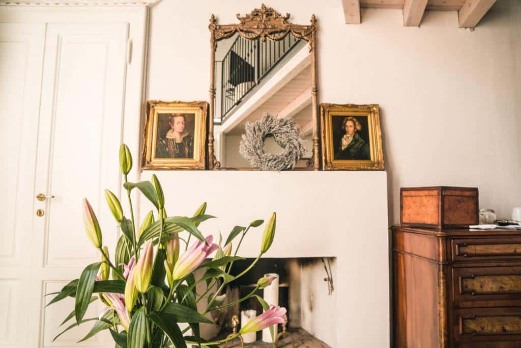 Decor, lilies and fireplace Galleria Arnaboldi