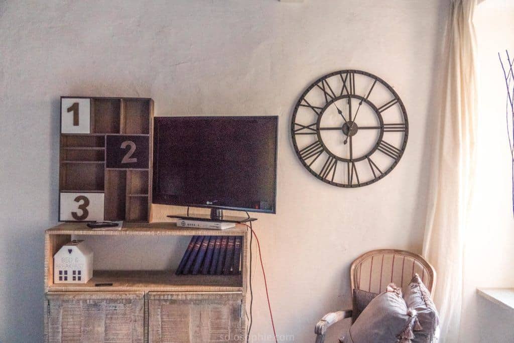 Le Stanze del Cardinale Review, Pavia Hotel and B&B accommodation, Lombardy, Northern Italy: tv and decor