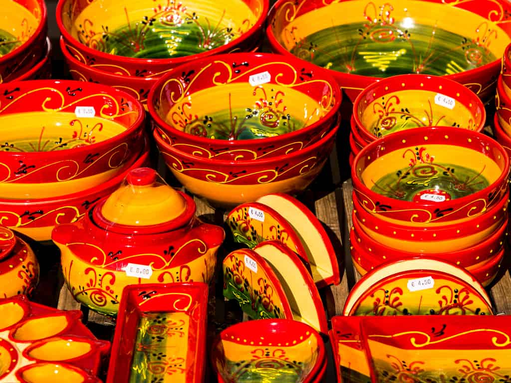 Provençal pottery at the Nyons market 