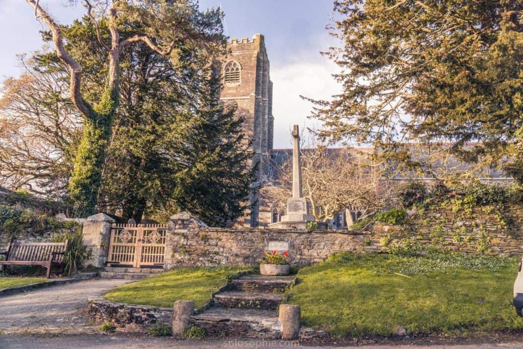 Newton Ferrers Guide: The very best things to do in a fishing town on the Yealm Estuary, near Plymouth, South Devon, England. Pub, historic church, quayside, etc.