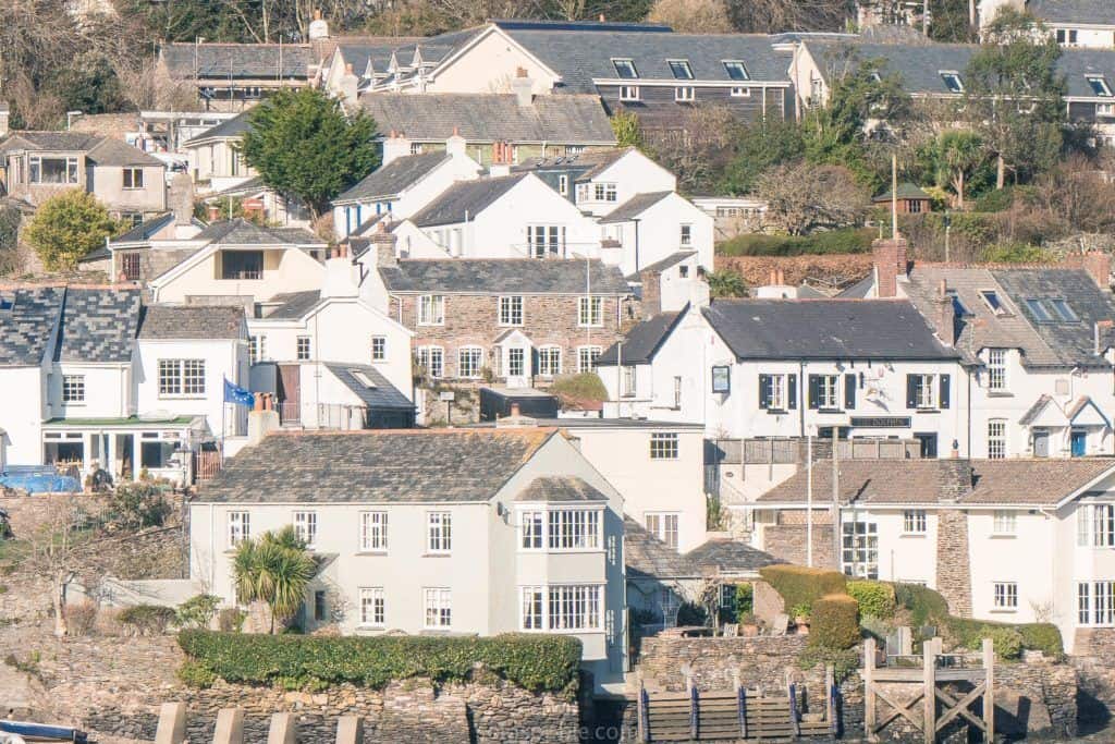 Newton Ferrers Guide: The very best things to do in a fishing town on the Yealm Estuary, near Plymouth, South Devon, England. Pub, historic church, quayside, etc.: dolphin inn