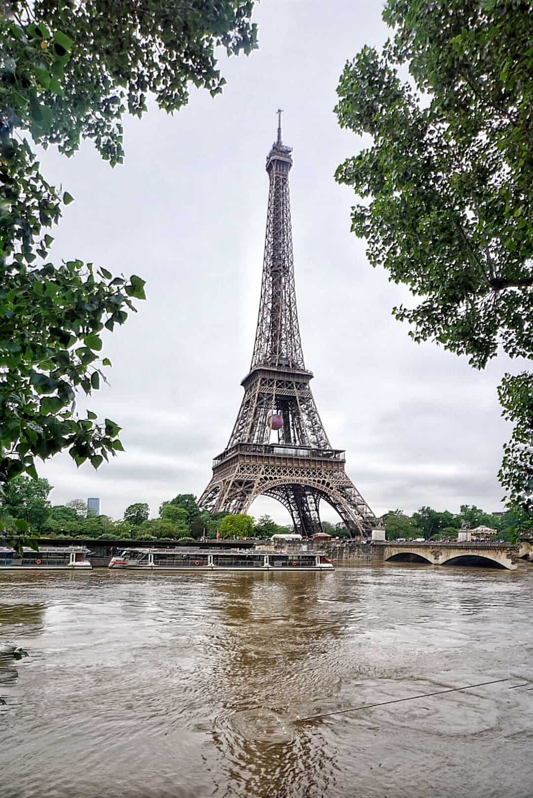 Paris floods, France: history, legend and photos: eiffel tower reflected in the seine