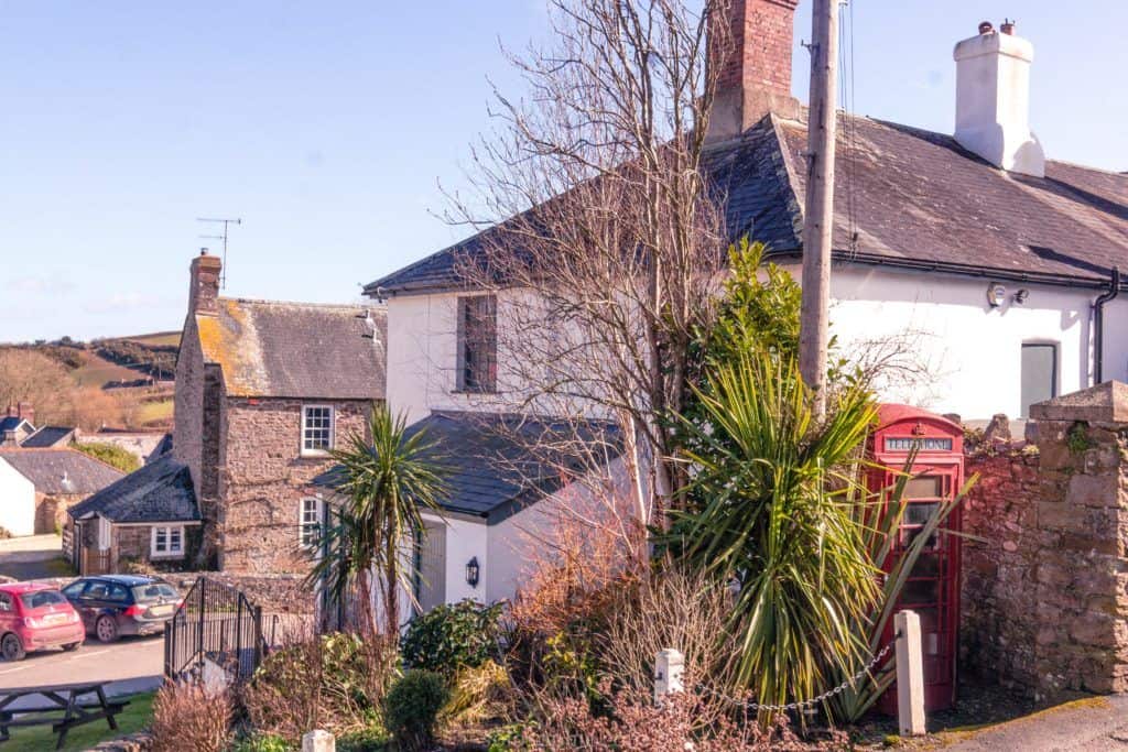 A quick guide to the best things to do in Holbeton, a pretty Devonian village in the South Hams, South, Devon, England, UK: Pub