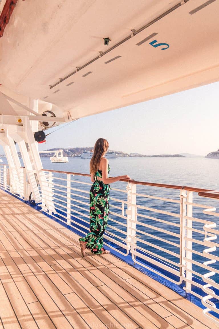 One Week Island Hopping in Greece: Travel itinerary, where to go, when to visit and how to see as many of the Cyclades Islands in Southern Europe!