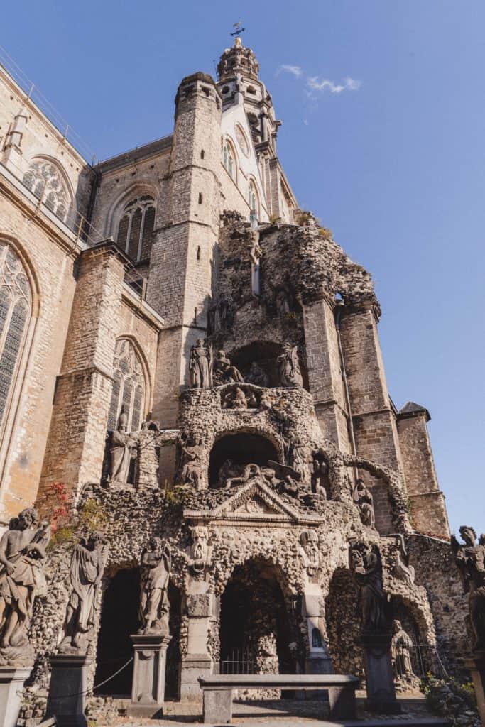 Located in the North of Belgium, not far from the border with The Netherlands, Antwerp (known locally as ‘Antwerpen’ and in French as ‘Anvers’) is a university city known for its amazing craft beers and beautiful architecture. 