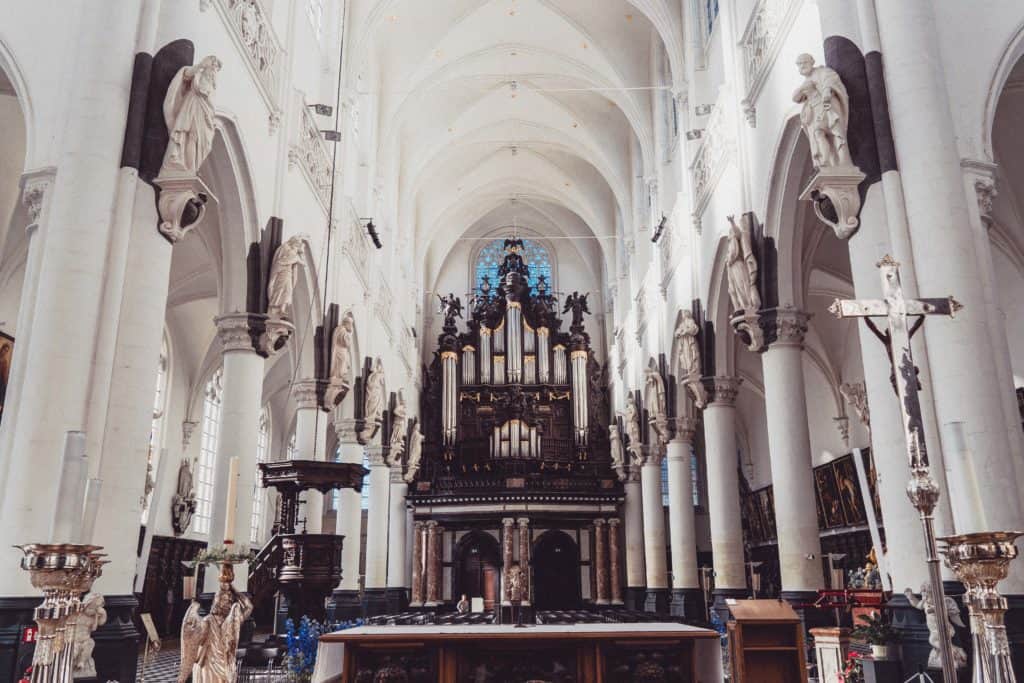 Located in the North of Belgium, not far from the border with The Netherlands, Antwerp (known locally as ‘Antwerpen’ and in French as ‘Anvers’) is a university city known for its amazing craft beers and beautiful architecture. 