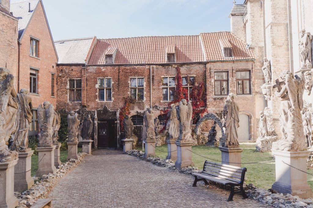 Located in the North of Belgium, not far from the border with The Netherlands, Antwerp (known locally as ‘Antwerpen’ and in French as ‘Anvers’) is a university city known for its amazing craft beers and beautiful architecture. 