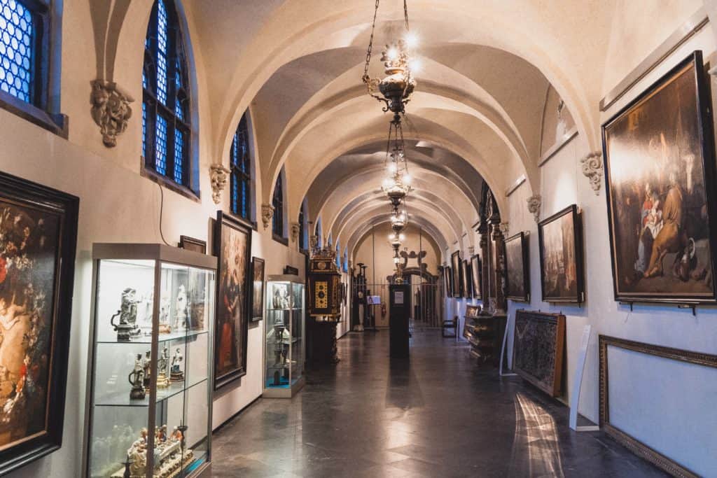 Located in the North of Belgium, not far from the border with The Netherlands, Antwerp (known locally as ‘Antwerpen’ and in French as ‘Anvers’) is a university city known for its amazing craft beers and beautiful architecture. 