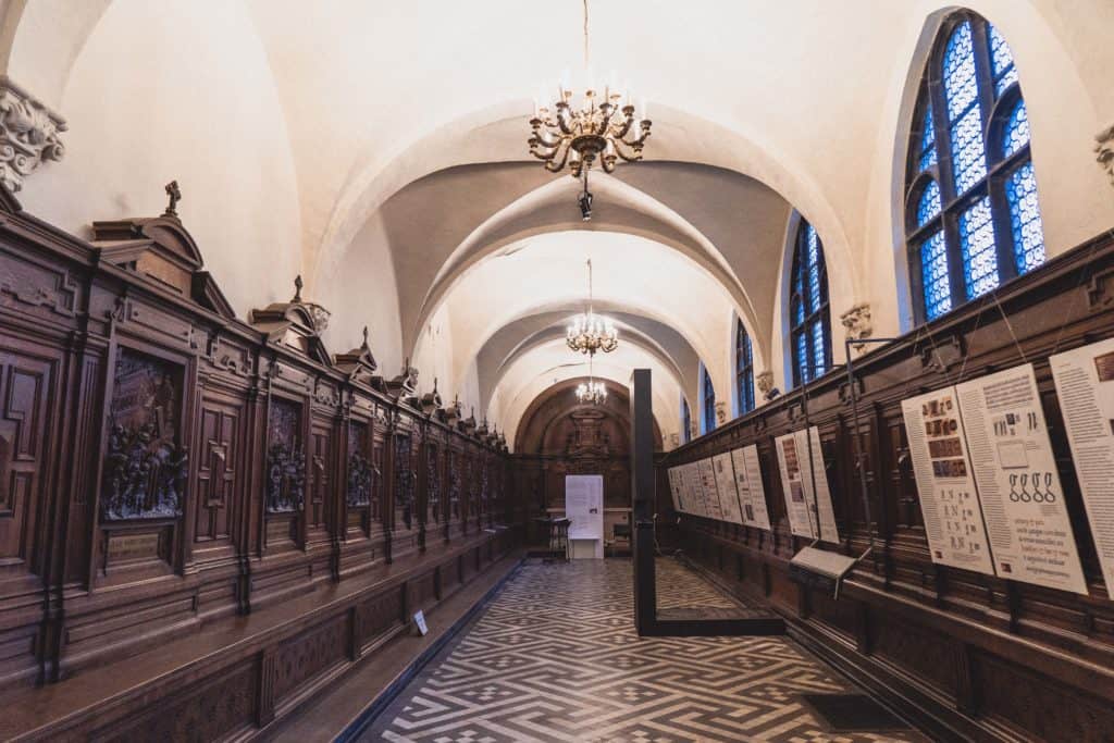 Located in the North of Belgium, not far from the border with The Netherlands, Antwerp (known locally as ‘Antwerpen’ and in French as ‘Anvers’) is a university city known for its amazing craft beers and beautiful architecture.