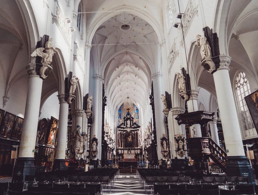 Located in the North of Belgium, not far from the border with The Netherlands, Antwerp (known locally as ‘Antwerpen’ and in French as ‘Anvers’) is a university city known for its amazing craft beers and beautiful architecture. 