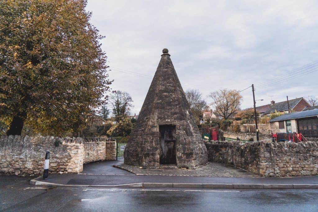 A Guide to the Best Things to do in Wheatley, Oxfordshire. A former lockup, historic windmill, old church, etc. Historical things to do and attractions near Oxford, England