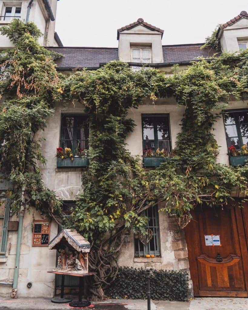 Secret Spots in Ile de la Cite & A Complete Guide to the best of unusual, offbeat, hidden, and quirky things to do in the 1st and 4th arrondissements in Paris, France