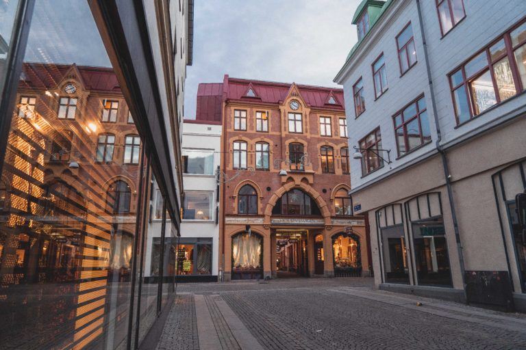 Free and self-guided Gothenburg walking tour. Looking for the best things to do in the Swedish city of Gothenburg? How to get to know the city on a local level (Skansen Kronan, Haga District)