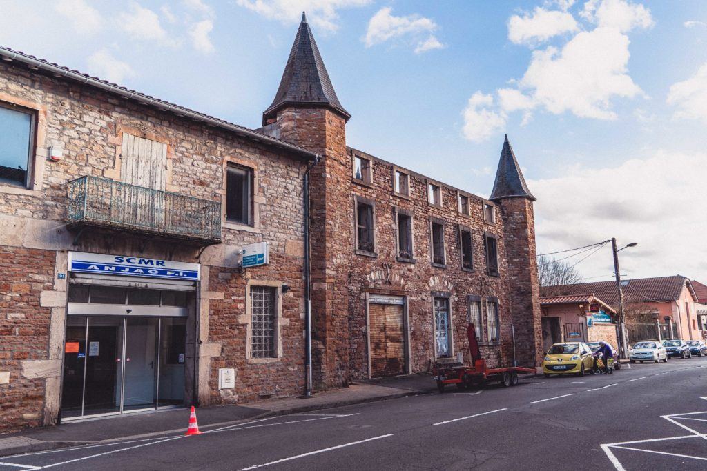 Saint-Laurent-sur-Saône Guide: Best things to do in Saint-Laurent-sur-Saône, L’Ain French village between Lyon and Dijon in Auvergne-Rhône-Alpes. Here’s where to stay, best attractions, including the prettiest village along the River Saone in France