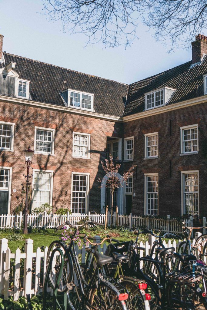 Amsterdam Hofje in the sunshine