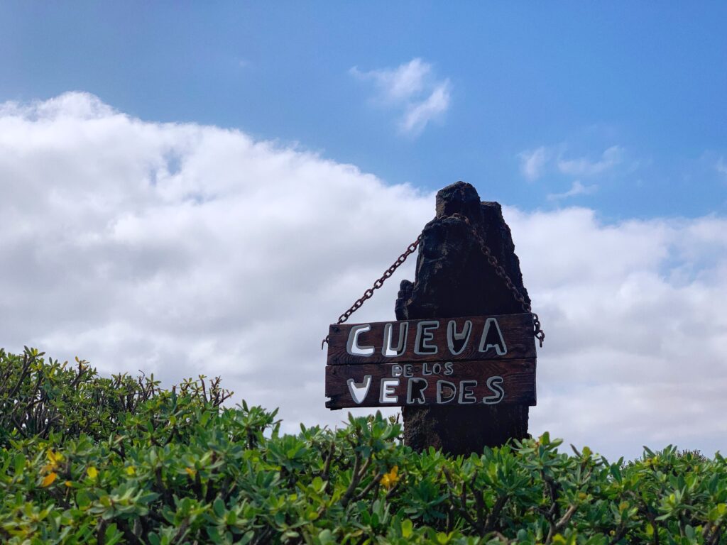 cueva de los verdes sign