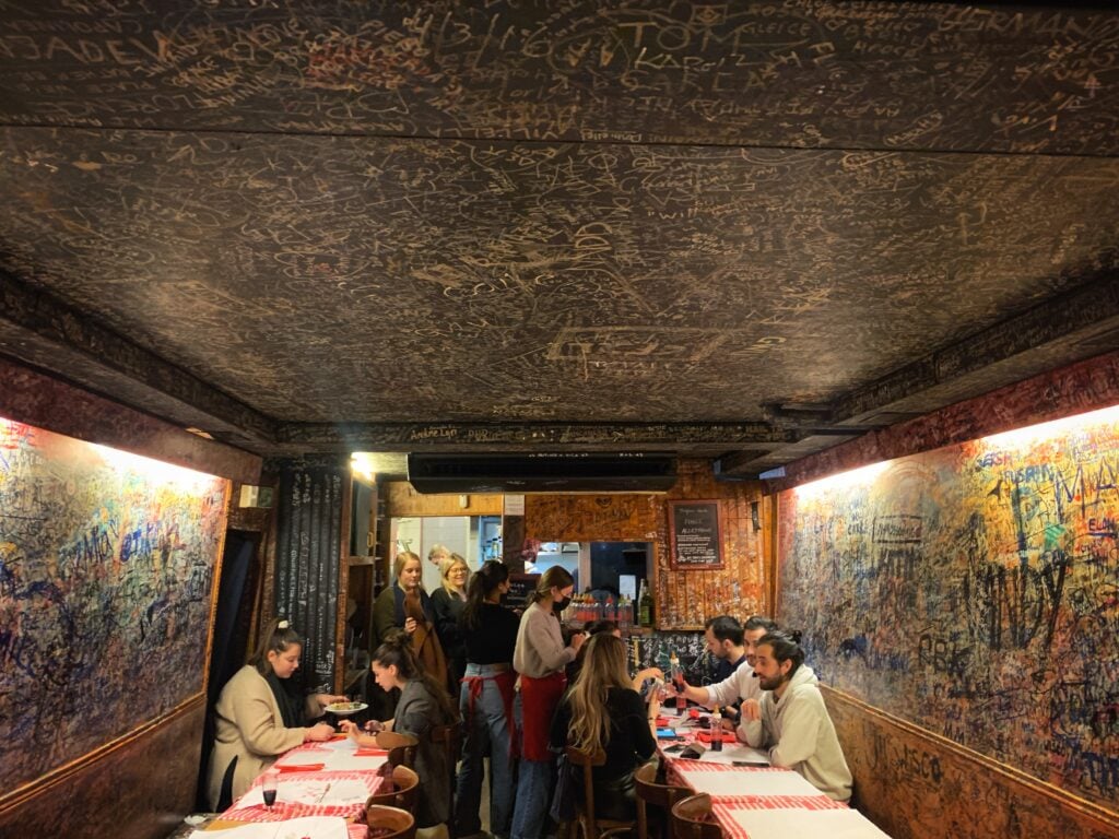 refuge des fondus dining area