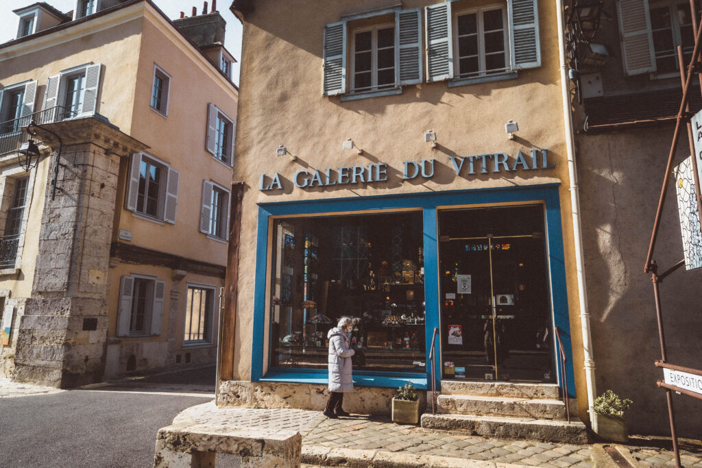 stained glass chartres