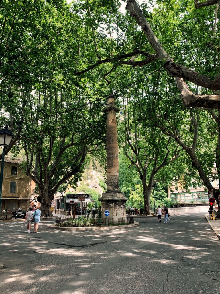 column fontaine de vaucluse