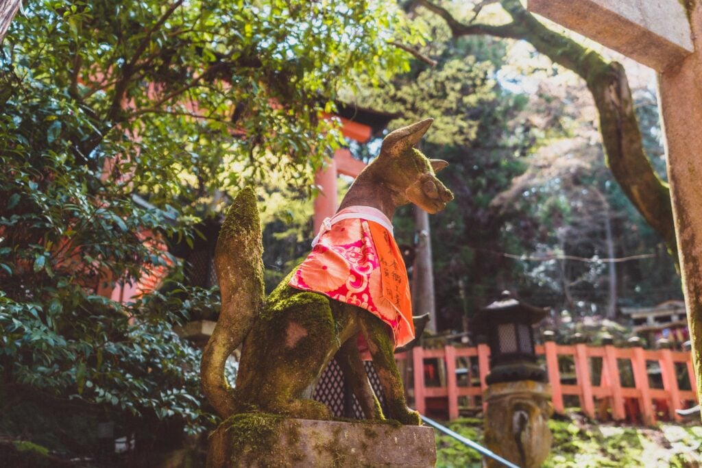 fox statue fushimi inari