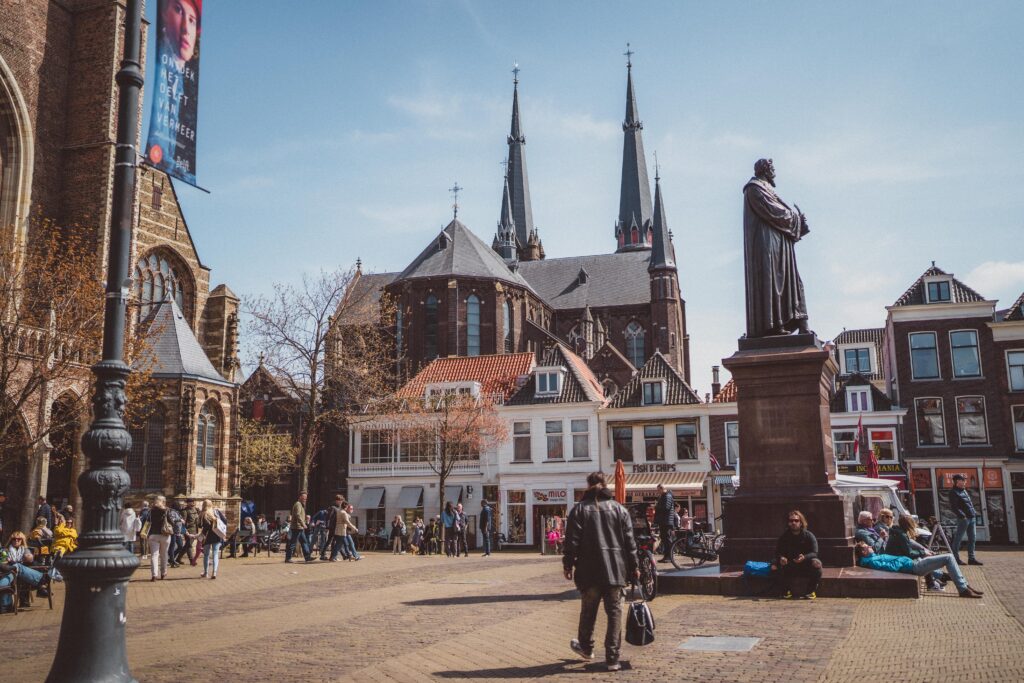 standbeeld van hugo de groot