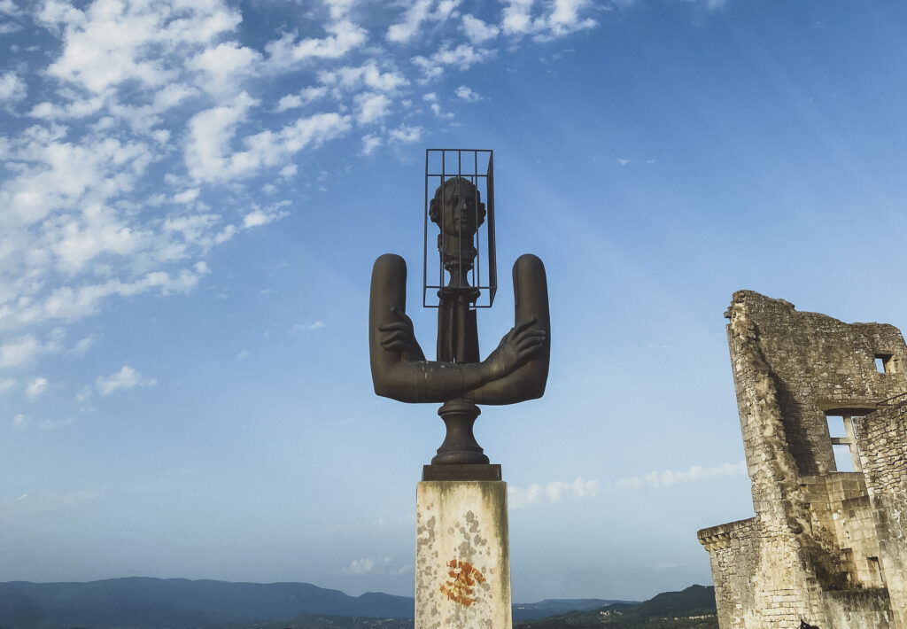 art sculpture in lacoste france