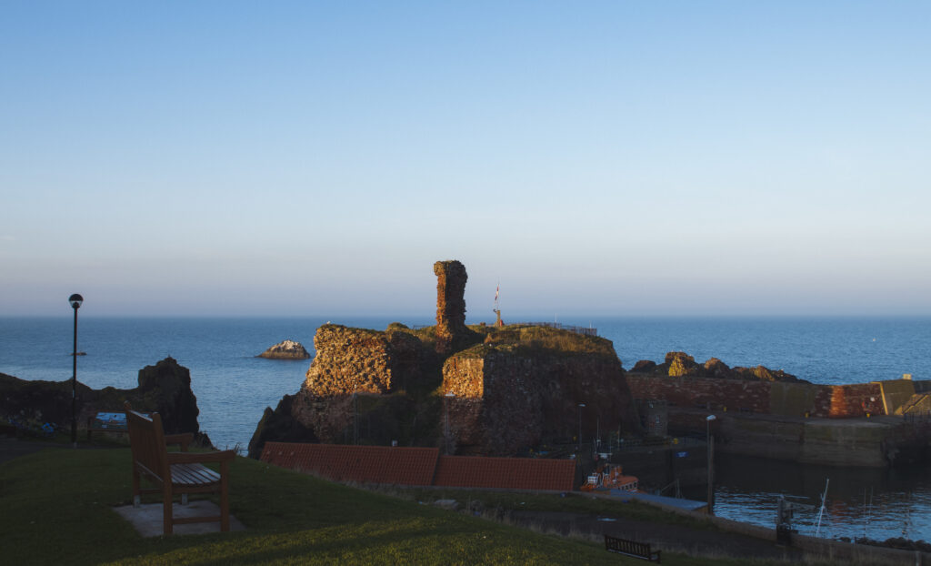 picture of dunbar castle ruins in dunbar scotland