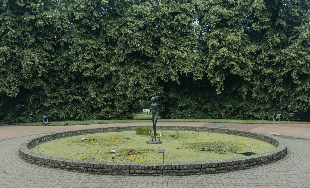 fountain at edinburgh botanic gardens
