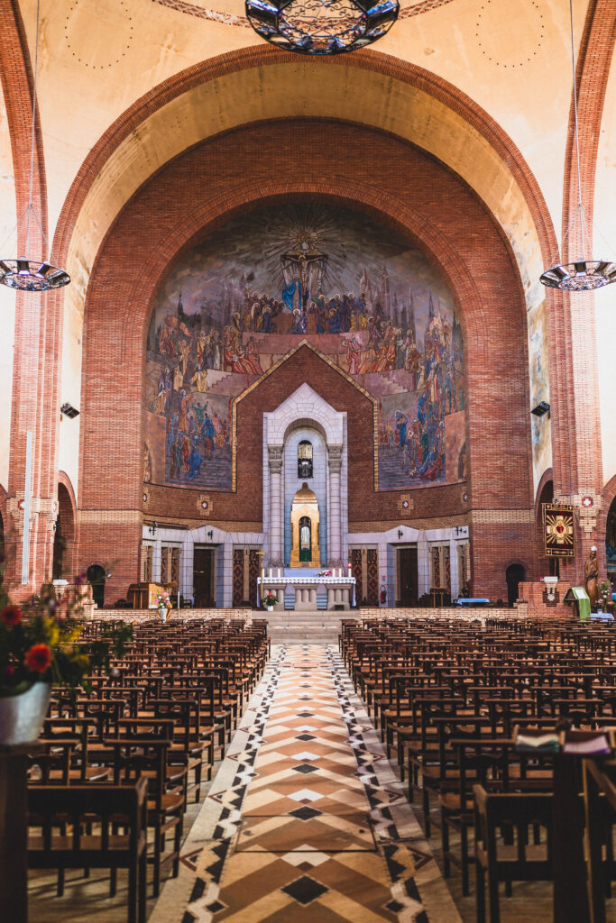 sacred heart interior cholet