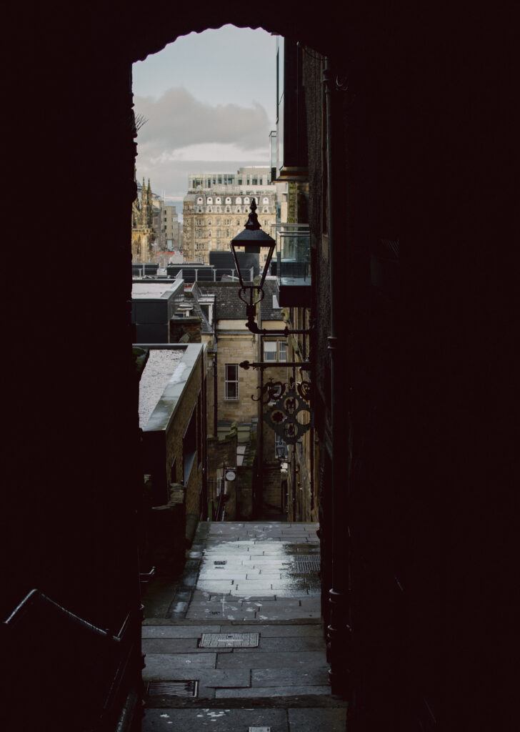 edinburgh alleyway off of the royal mile
