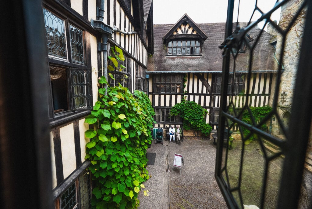 tudor courtyard hever castle