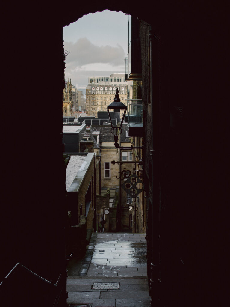 alleyway in edinburgh