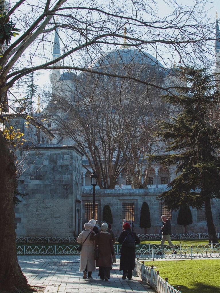 people walking towards the Blue Mosque in Istanbul