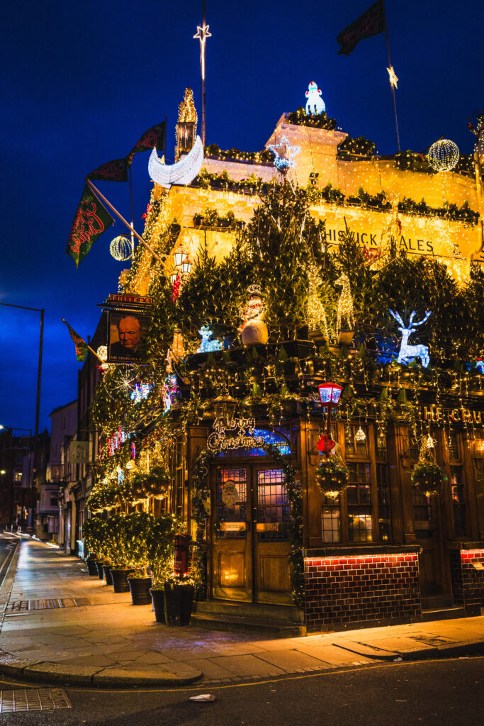 churchill arms at night