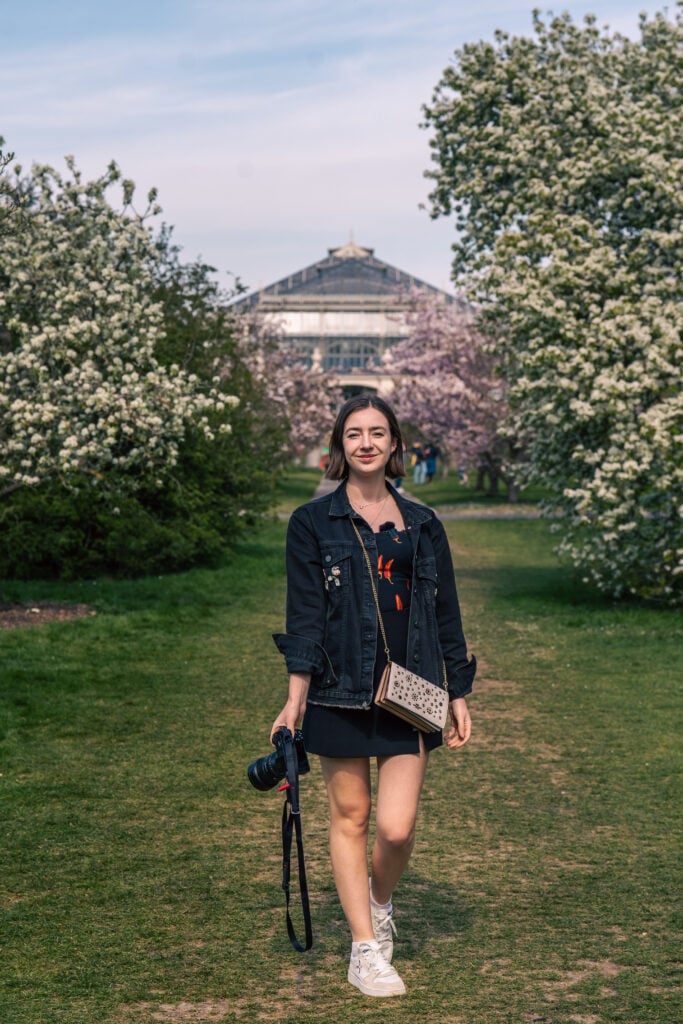 sophie nadeau outside kew gardens glasshouse