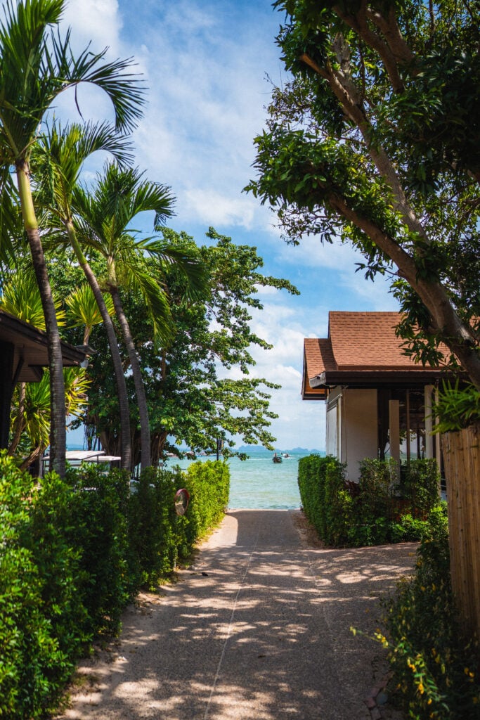 path between the beaches railay beach