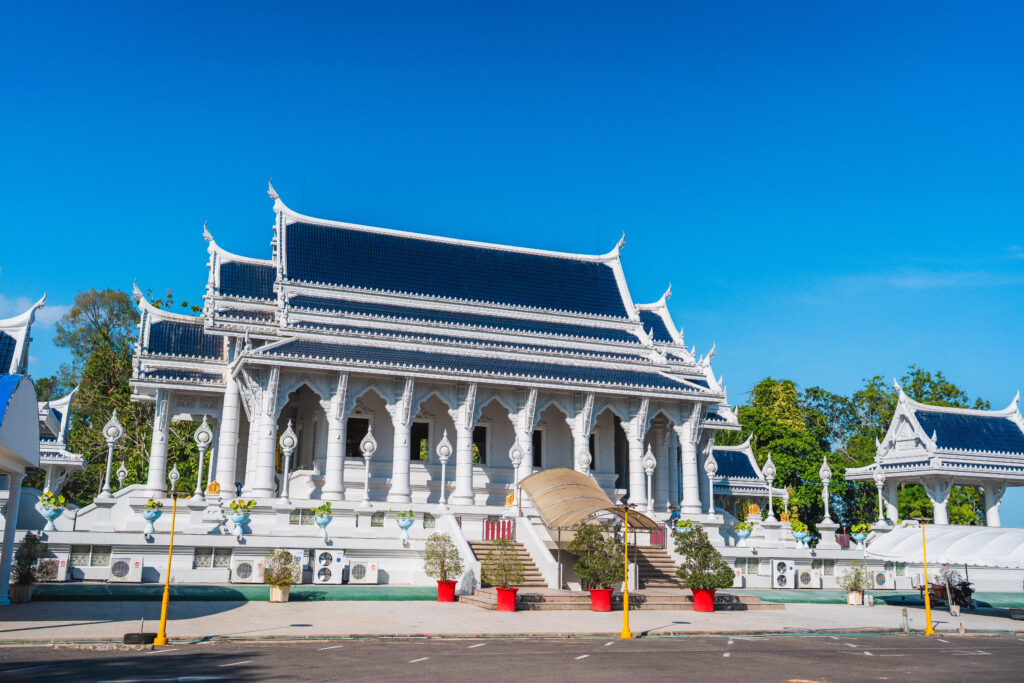 Wat Kaeo Korawaram  how to visit