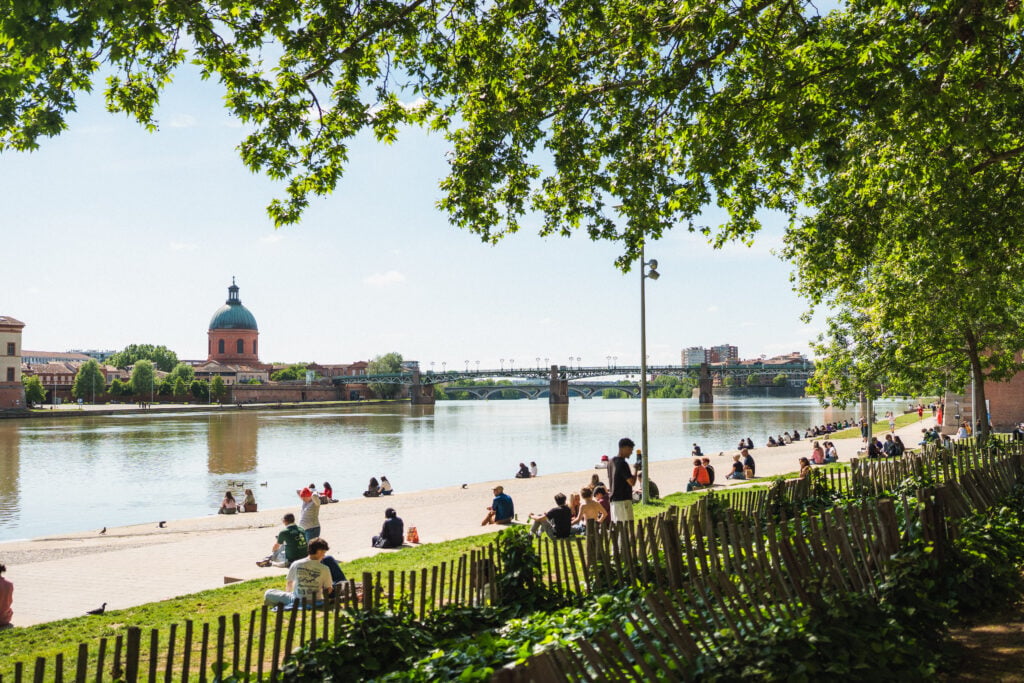 banks of the river garonne