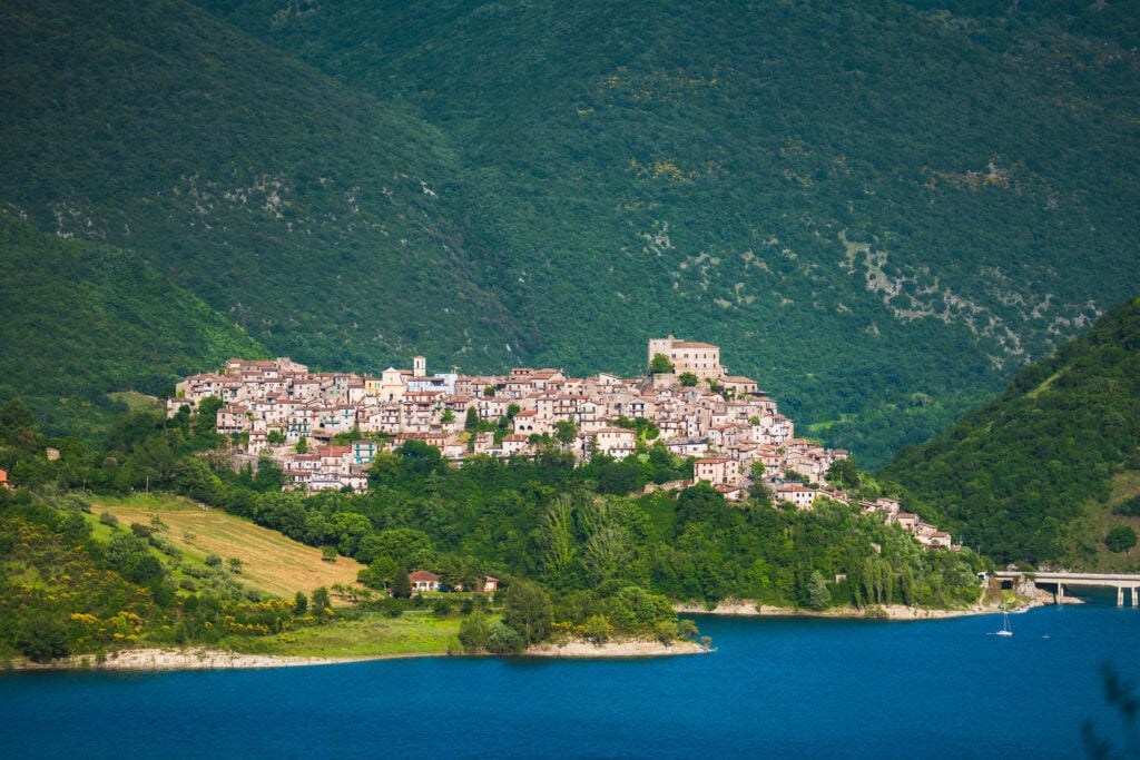 castel di tora lazio