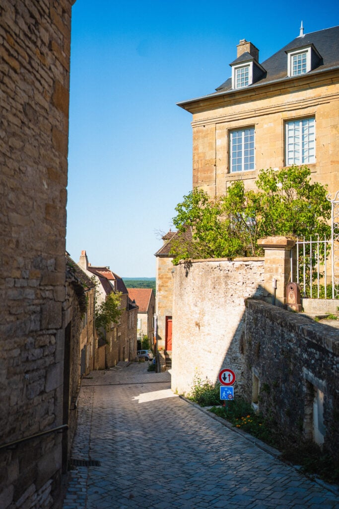narrow street in vezelay