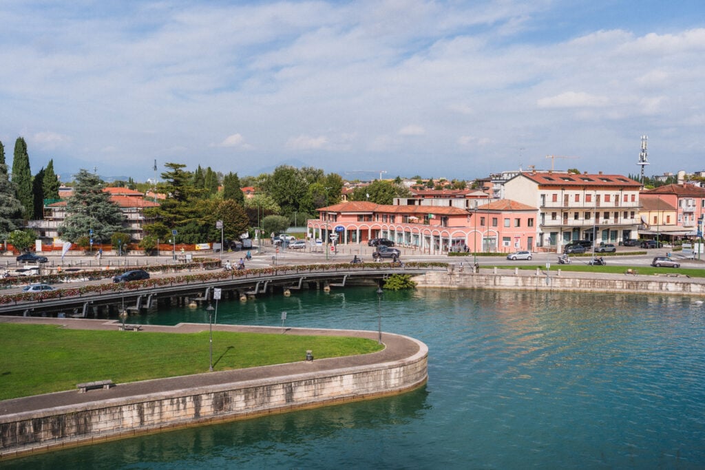 peschiera del garda pastel houses