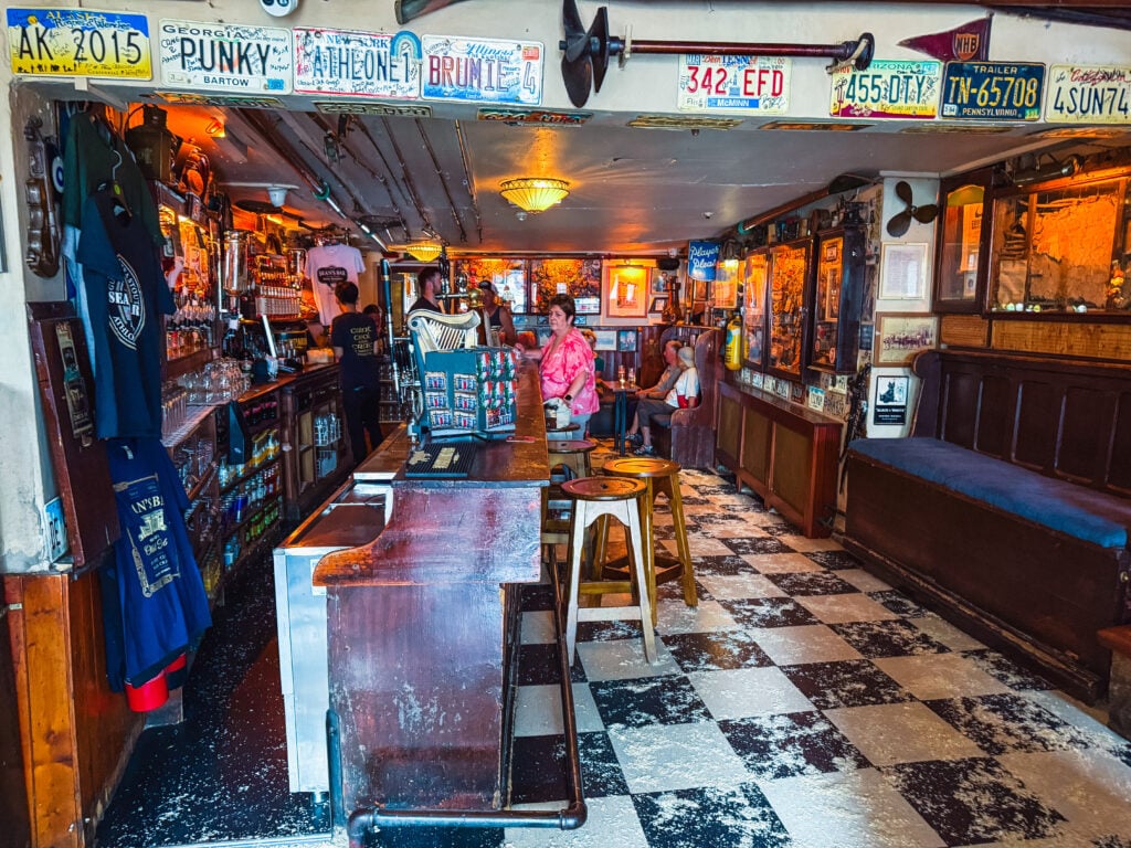 seans bar interior