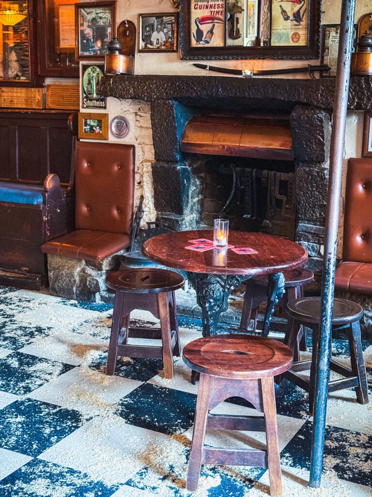 seans bar straw on the floor athlone