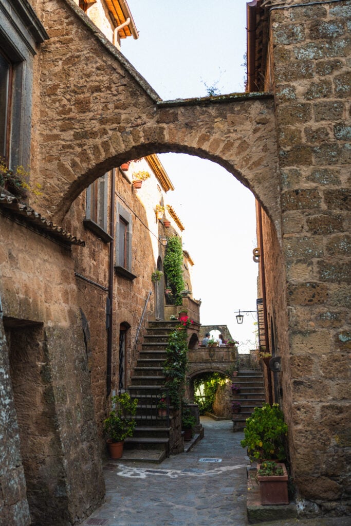 arch in civita di bagnoregio